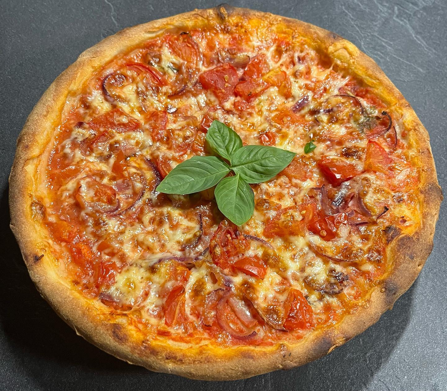 Pizza Basilikum Zwiebeln Pizza Luna Blu Heroldsberg