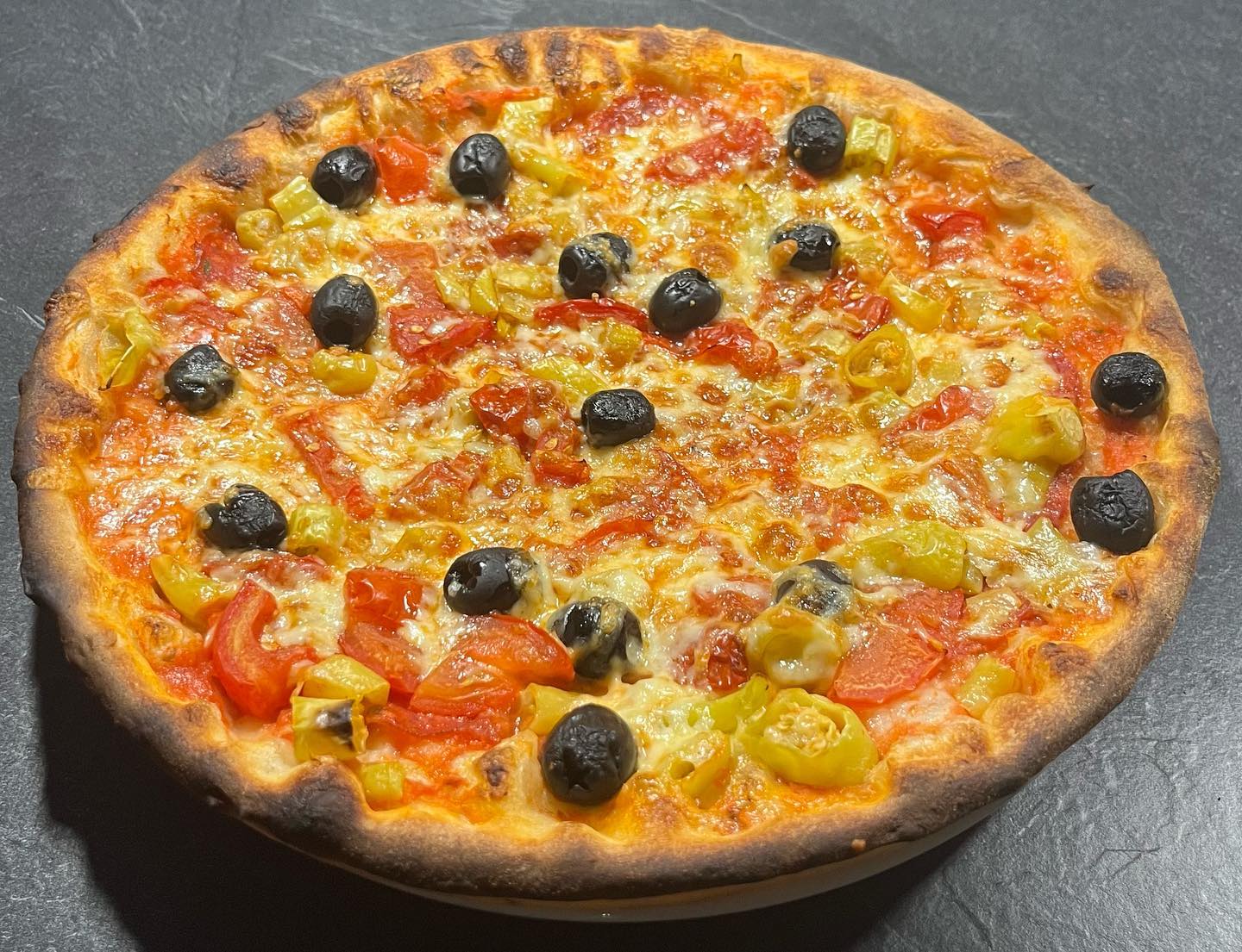 Pizza Peperoni Oliven Pizza Luna Blu Heroldsberg