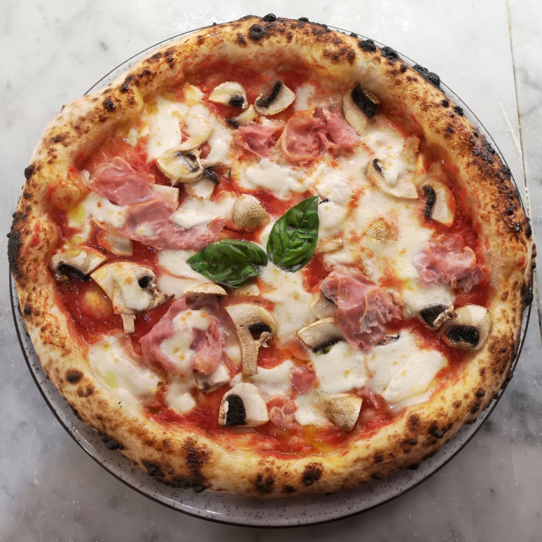 pizza.napoli.neapolitanische.pizza .schinken.pilze .basilikum.schlemmerbox24 768x768