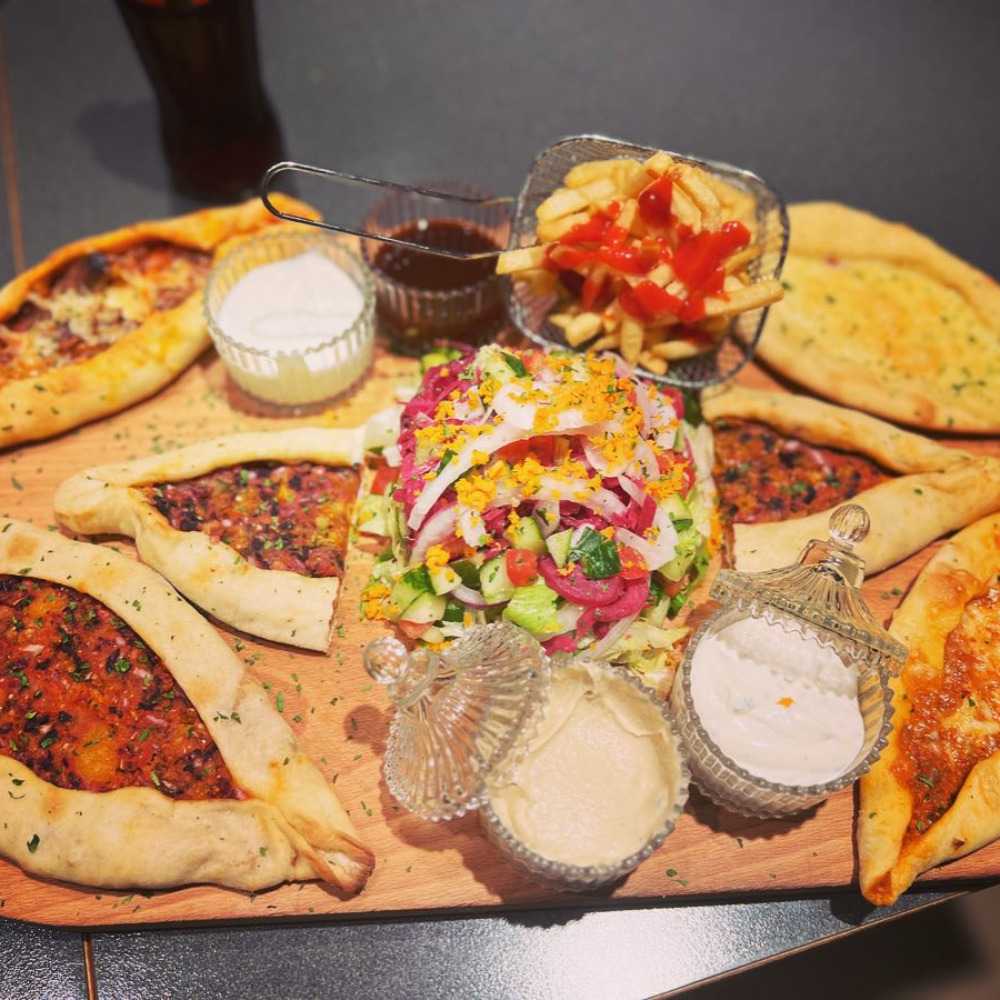 Pide.salat .pommes.sossen.dips .cafe .ani .kebab